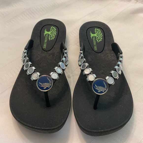 New Figuera Tree Flip Flops. Size 8 - Picture 5 of 6